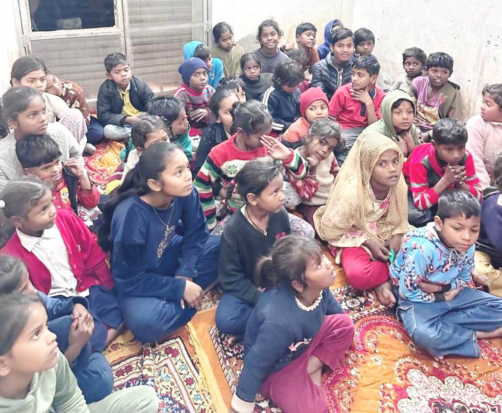 Social workers distributed clothes and shoes to needy children under Mission Sanyog Ka Pariyas